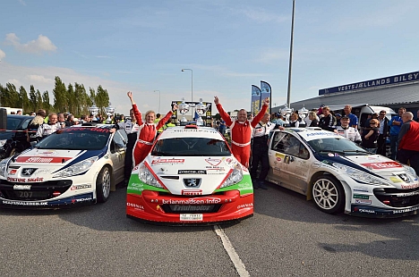 Tre Peugeotbiler på podiet – det er reglen i år i DM i rally. Denne gang var det Anja Posorski og Brian Madsen, der havde mest grund til at juble. De har nu en solid føring i danmarksmesterskabet i rally